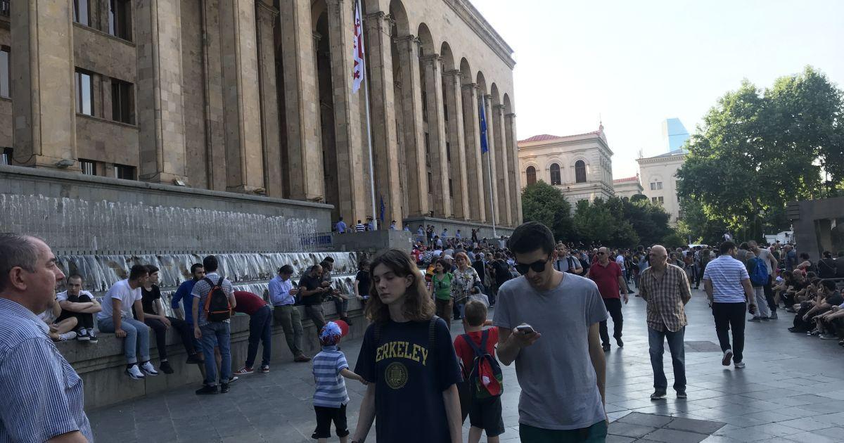 Правящая партия Грузии частично выполнила требование протестующих о выборах / фото ТСН Правящая партия Грузии частично выполнила требование протестующих о выборах / фото ТСН