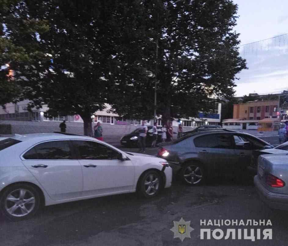В результате тарана пострадал прохожий / фото Нацполиции В результате тарана пострадал прохожий / фото Нацполиции