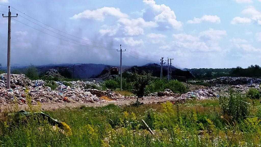 На Житомирщине уже неделю не могут потушить свалку / фото ГСЧС На Житомирщине уже неделю не могут потушить свалку / фото ГСЧС