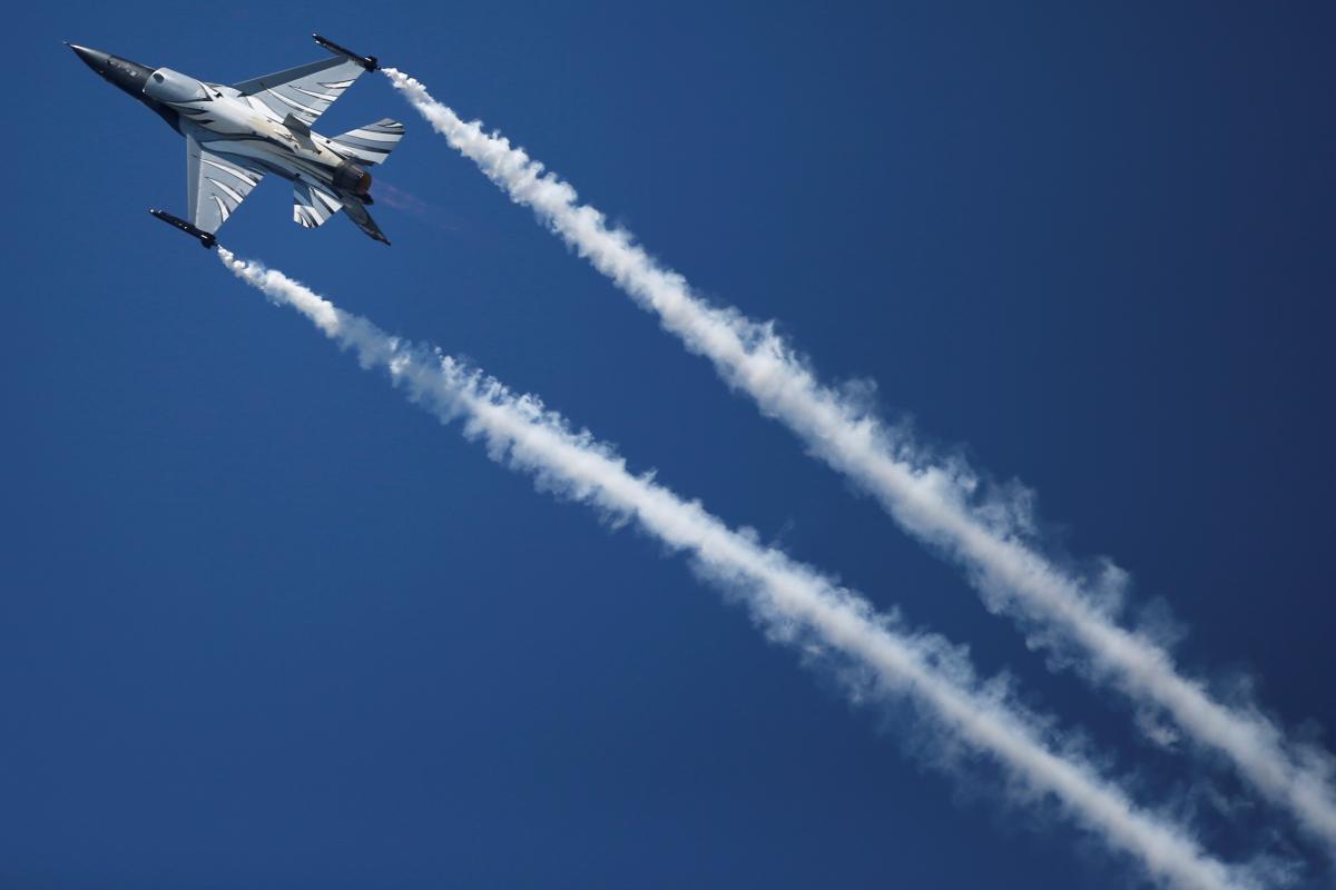 Первые украинские летчики и инженеры продолжают обучение на F-16 / фото REUTERS