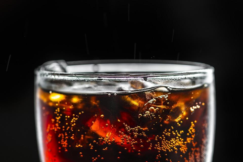 Поради, як зменшити споживання солодких газованих напоїв / фото pixabay