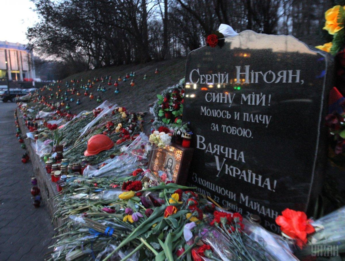 У Києві чоловік розгромив меморіал Сергію Нігояну / фото УНІАН У Києві чоловік розгромив меморіал Сергію Нігояну / фото УНІАН