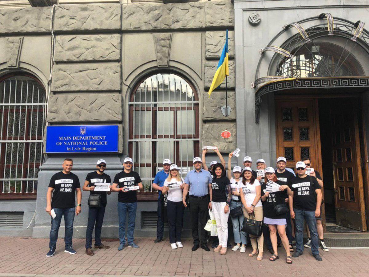 «Хабарі. Не беру. Не даю»: львівський бізнесмен Ростислав Мельник розпочав акцію боротьби з корупцією «Хабарі. Не беру. Не даю»: львівський бізнесмен Ростислав Мельник розпочав акцію боротьби з корупцією