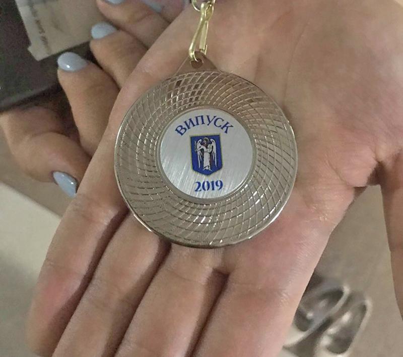 Но медали лично она не вручала, потому что спешила на выпускной к своей дочери / Фото: ЧЕСТНО Но медали лично она не вручала, потому что спешила на выпускной к своей дочери / Фото: ЧЕСТНО