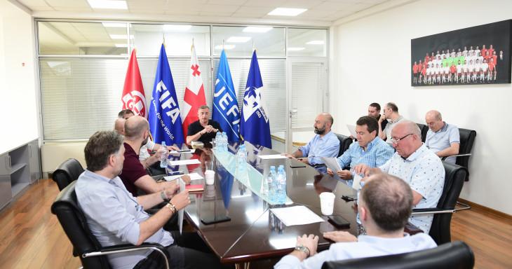 Чиновники поддержали футболистов / фото: gff.ge Чиновники поддержали футболистов / фото: gff.ge
