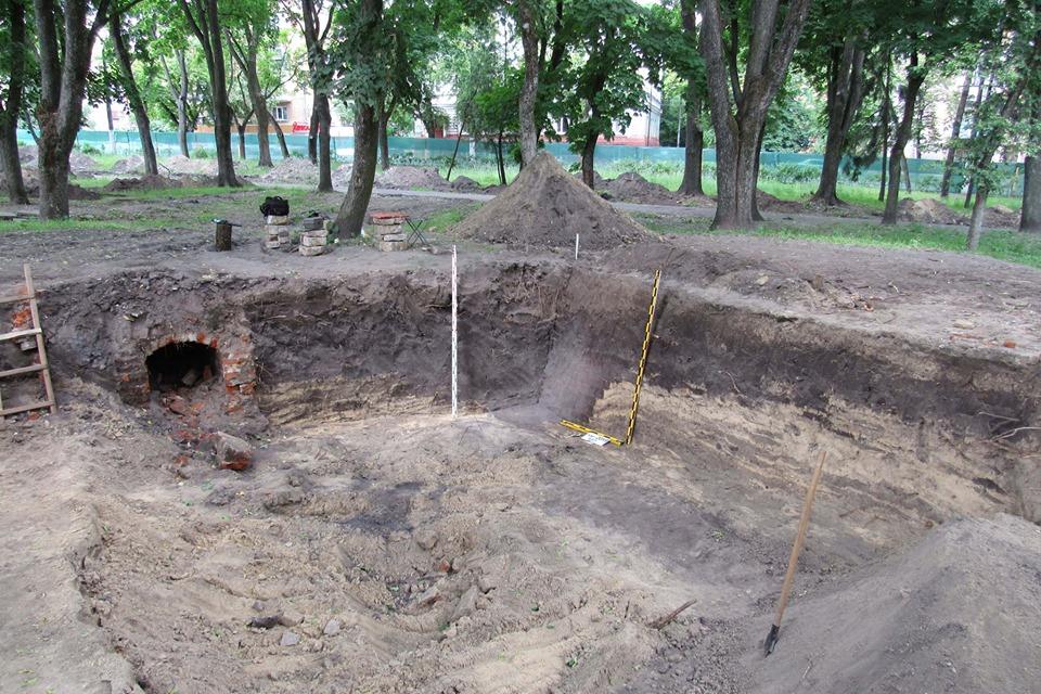 У Чернігові археологи виявили фортифікаційні споруди 18 століття (фото) У Чернігові археологи виявили фортифікаційні споруди 18 століття (фото)