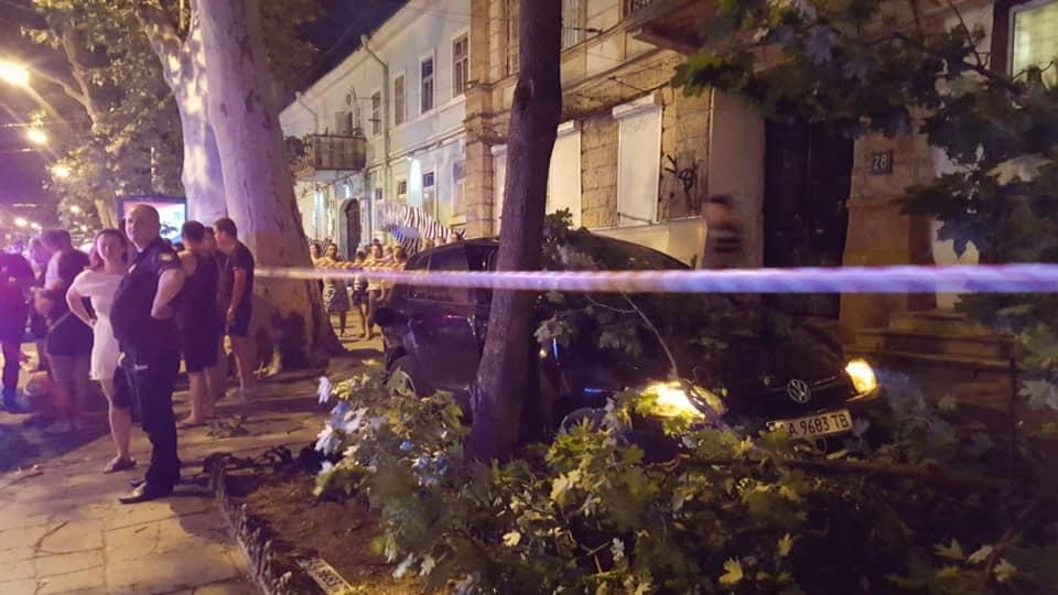 В Одессе авто влетело на тротуар и снесло дерево / фото управления патрульной полиции в Одесской области В Одессе авто влетело на тротуар и снесло дерево / фото управления патрульной полиции в Одесской области