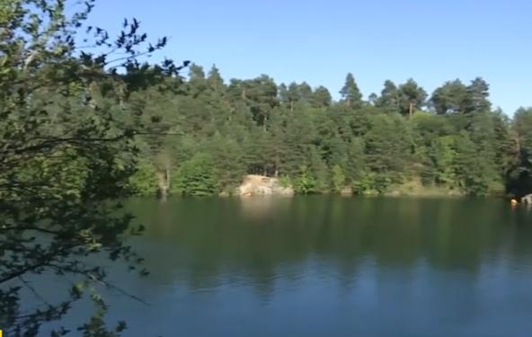 Дівчинка першою впала у воду / Скріншот Дівчинка першою впала у воду / Скріншот