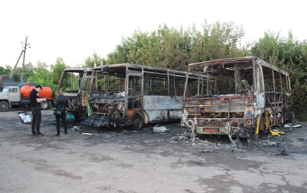 Автобуси спалив худорлявий чоловік 180-185 см зросту Автобуси спалив худорлявий чоловік 180-185 см зросту