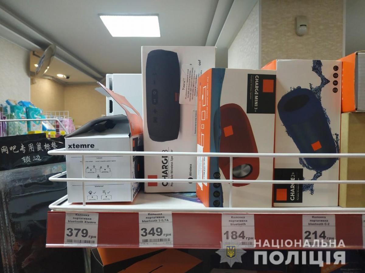 Мужчина прятал товары под одежду и выходил из магазина / фото: пресс-служба полиции Мужчина прятал товары под одежду и выходил из магазина / фото: пресс-служба полиции
