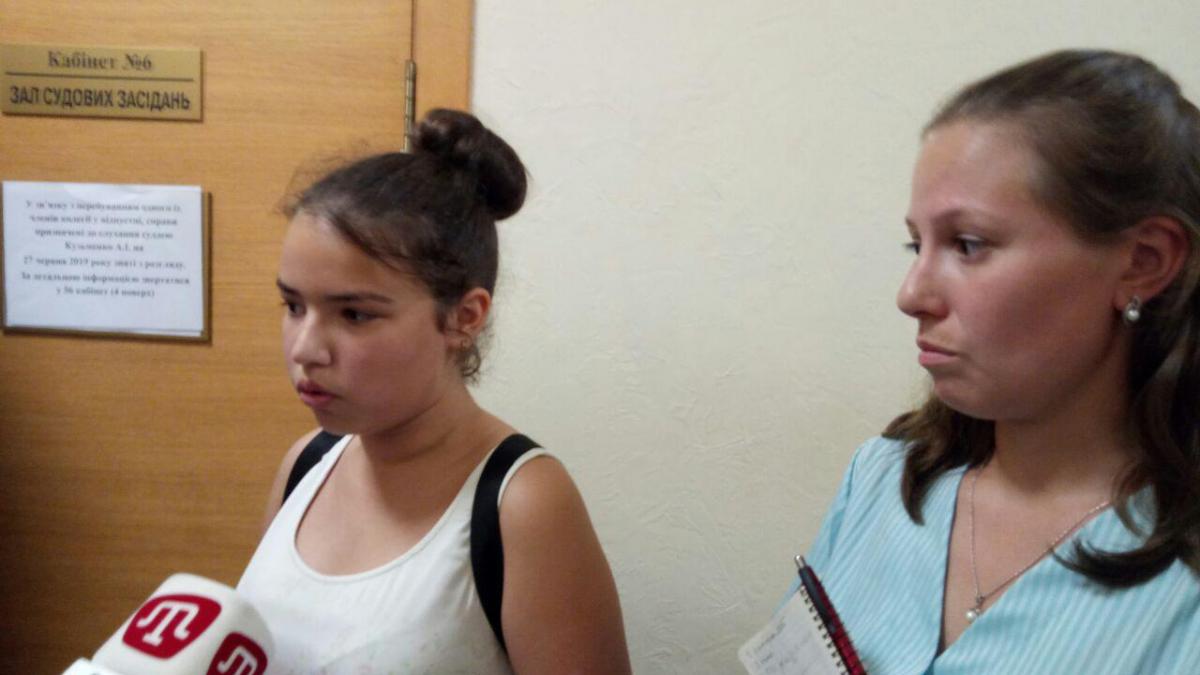 12-річна Юлія Пиргас з Херсону оскаржує новий український правопис в Окружному адмінсуді Києва / УНІАН 12-річна Юлія Пиргас з Херсону оскаржує новий український правопис в Окружному адмінсуді Києва / УНІАН
