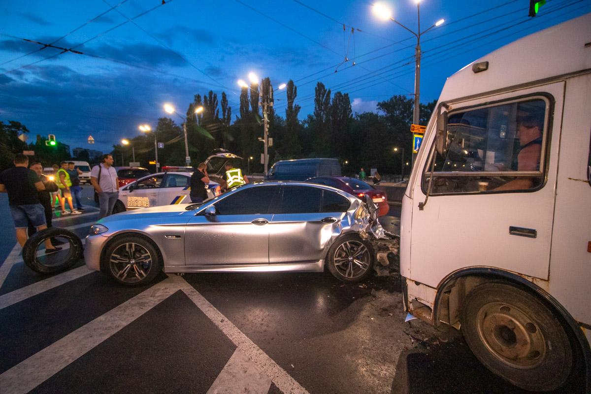 Автомобиль BMW врезался в Mazda и влетел в маршрутку №227 / фото kiev.informator.ua Автомобиль BMW врезался в Mazda и влетел в маршрутку №227 / фото kiev.informator.ua