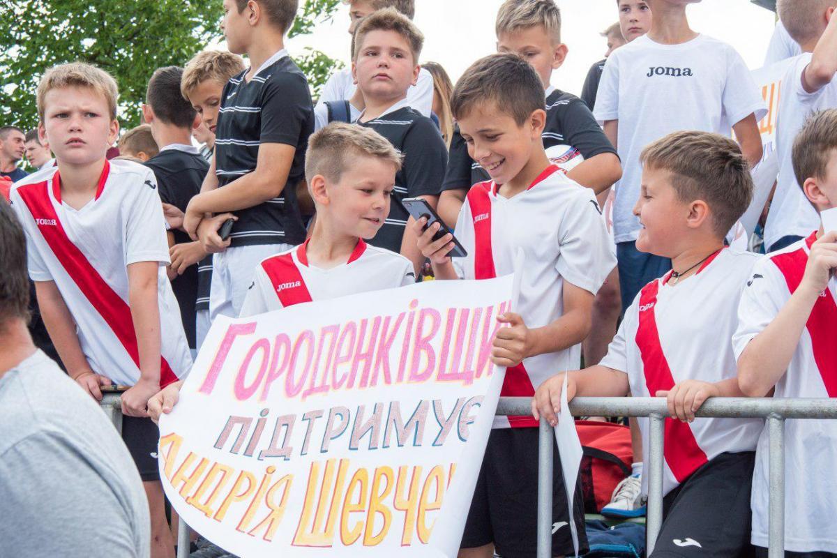 На зустріч прийшло більше п'яти тисяч людей На зустріч прийшло більше п'яти тисяч людей