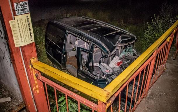 С помощью гидравлических ножниц высвобождено из поврежденного автомобиля двух пострадавших / фото: Информатор С помощью гидравлических ножниц высвобождено из поврежденного автомобиля двух пострадавших / фото: Информатор