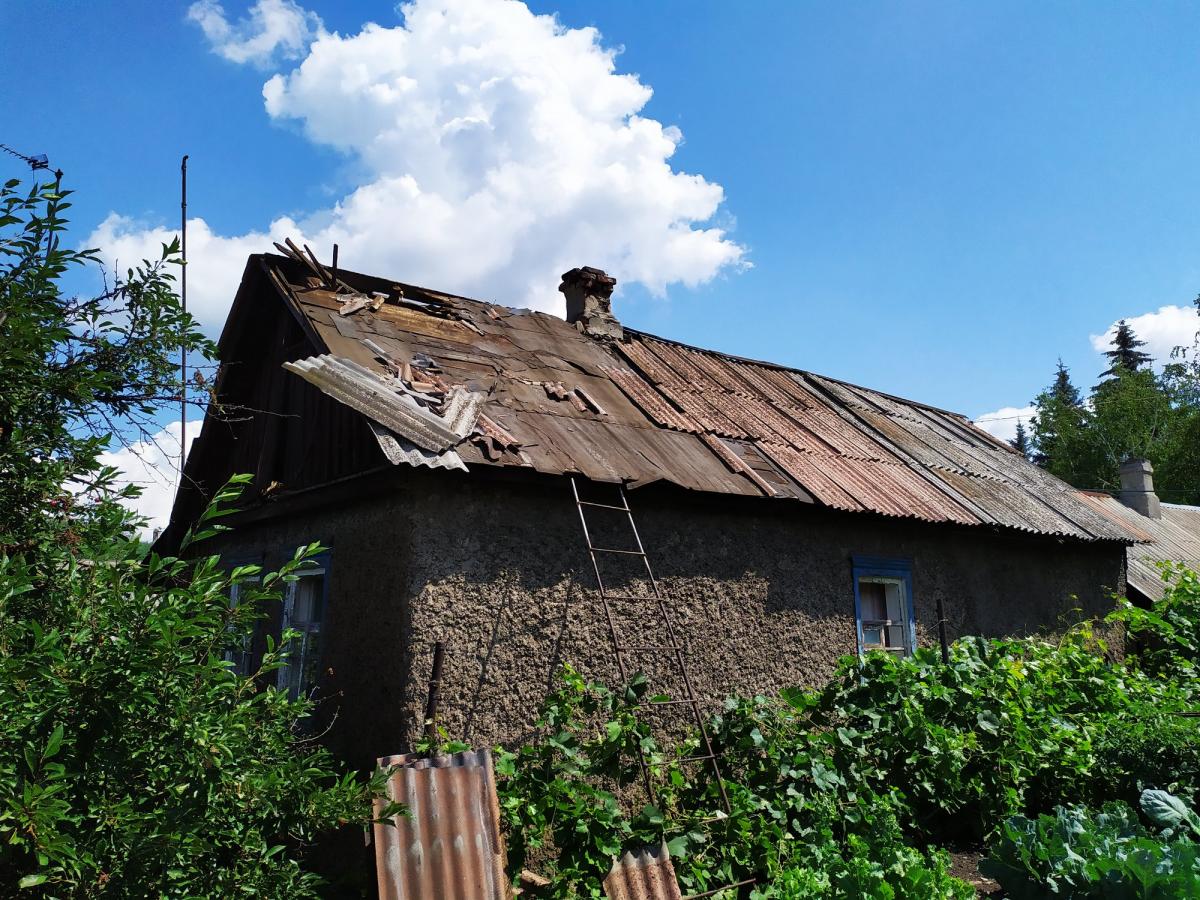 В результаті розриву гранати зруйновано дах та пошкоджено вікна будинку / фото: прес-служба штабу ООС/Facebook В результаті розриву гранати зруйновано дах та пошкоджено вікна будинку / фото: прес-служба штабу ООС/Facebook