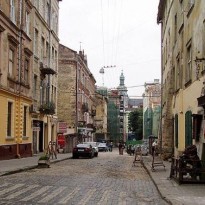 В центре Львова часть фасада дома упала на голову несовершеннолетней