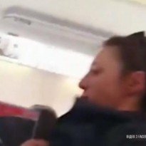 Boeing 737 попал в зону турбулентности: стюардессу подбросило к потолку, кипяток разлился на пассажиров (видео)