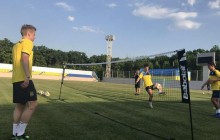 "Приїдуть додому підкачаними": футболісти збірної України зіграли в тенісбол на віджимання (відео)