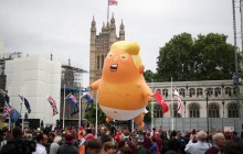 Посадили на унітаз і одягли підгузник: у Лондоні провели акції проти Трампа (фото)