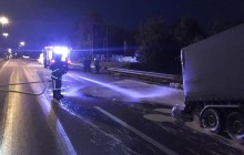 На Ривненщине в результате ДТП с автоприцепом дорогу залило клеем ПВА (фото)