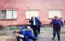 Ближче до народу: мер Омська впала у бруд при спробі перестрибнути через калюжу (відео)