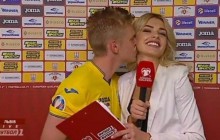 Футболист сборной Украины в прямом эфире поцеловал журналистку (фото, видео)
