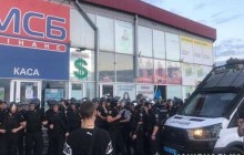 Конфликт на рынке «Барабашово» в Харькове перерос в массовую драку, есть пострадавшие (видео)