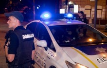 В Днепре молодые люди заблокировали машину патрульных и повесили на нее презерватив (видео)