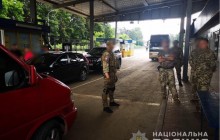 В Черновицкой области таможенник и пограничники погорели на взятке за "евробляхи"
