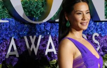 Емілі Ратаковськи з відвертим декольте і чоловік у сукні: найяскравіші вбрання зірок на Tony Awards (фоторепортаж)