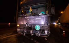 У Києві вантажівка протаранила два легковики: троє людей госпіталізували (фото, відео)