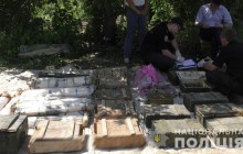 В саду жителя Ривненщины откопали крупнейший в Украине схрон боеприпасов (фото)