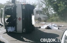 Под Николаевом перевернулся санитарный микроавтобус: один погиб, четверо пострадали