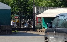 Російські автоматники оточили ринок в окупованому Сімферополі (фото, відео)