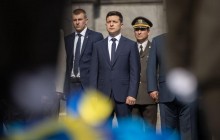 Во дворе Мариинского дворца Зеленский наградил героев-спасателей (видео)