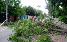Негода на Дніпропетровщині: дощі затопили вулиці, а вітер повалив рекламні щити (відео)