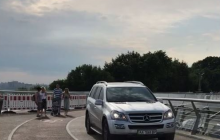 В Киеве на "стеклянном" горе-мосту заметили авто (фото, видео)