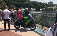 На "стеклянном" мосту в Киеве заметили мужчину с мотоциклом (фото)