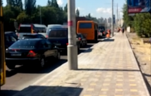 В Киеве на Академгородке в час пик перекрыли трассу - люди в 30°-ю жару шли на работу пешком (видео)