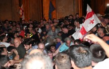 Протестующие в Тбилиси пытались штурмовать парламент
