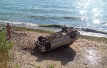 В Одессе на пляж с прибрежного склона рухнула иномарка