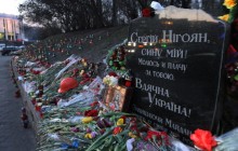 В Киеве "поклонник России" разгромил мемориал герою Небесной сотни (фото)