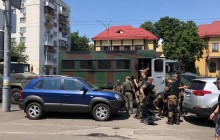 Під ЦВК проходять акції протесту: будівлю взяли під посилену охорону (фото)
