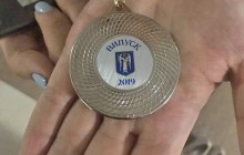 Вручила всім учням медалі зі своїм ім'ям: у Києві депутатка вирішила пропіаритися на випускному
(фото)