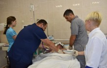 Перебиті кості, згоріле обличчя: у Дніпрі третю добу рятують бійця ООС