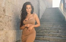 Настя Каменских в сексуальном наряде похвасталась сочными формами (фото)