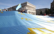 Большой автопробег и масштабное шествие в центре города: как в Киеве отметили День крымскотатарского флага (фоторепортаж, видео)