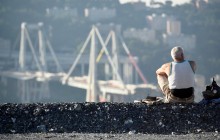 В Генуї за кілька секунд знесли міст, який  убив десятки людей (фото, відео)