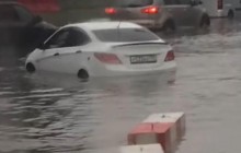 "Пассажиры крестятся, машины вокруг тонут": у аэропорта Москвы произошло ЧП (видео)