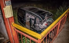 Під Дніпром Mercedes в’їхав у залізничну зупинку – пасажирів затиснуло у салоні (відео)
